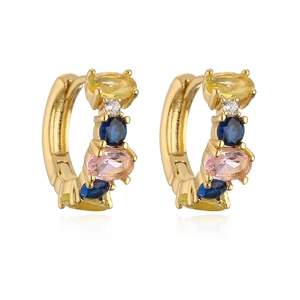 Orecchini a cerchio placcati oro con zirconi multicolori dal design geometrico unico