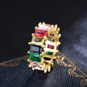 Gouden geometrische ring met gekleurde baguette geslepen kristallen op sieradendoosje