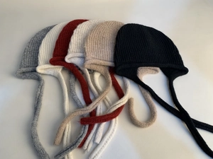 Dettaglio dei cappelli in maglia misto lana con paraorecchie in sei diversi colori