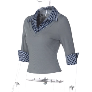 Détail du haut en tricot gris avec col polo à carreaux et manches trois-quarts