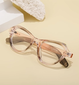 Dettaglio montura cat-eye champagne trasparente con specifiche incise sulla stanghetta