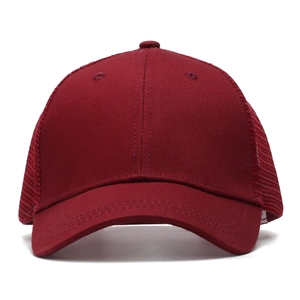 Casquette trucker bordeaux réglable avec maille respirante et visière pré-courbée