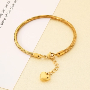 Vue détaillée du bracelet chaîne serpent doré de 3mm avec breloque cœur et fermoir homard