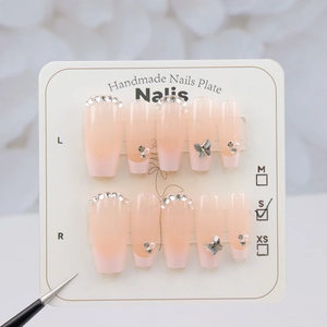 Détails de faux ongles ballerine dégradé rose avec papillon argenté et strass brillants