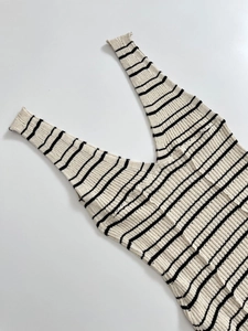 Detaillierte Strickstruktur eines beige-schwarz gestreiften V-Ausschnitt-Midikleids