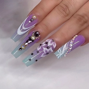 Ongles À Presser Longs Cercueil Dégradé Violet Élégant Fleur 3D Strass Ongles Artificiels Brillants Pour Femmes