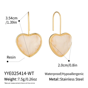 Tableau détaillé des tailles pour boucles d'oreilles cœur en résine avec dimensions et poids