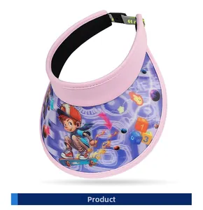 Détail de visière rose pour enfants avec sangle réglable et motifs de skateboard 3D