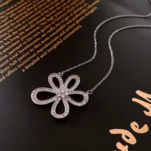 Collier élégant fleur ajourée en argent serti de zircons avec chaîne à maillons croisés