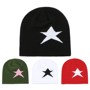 Bonnets d'hiver en tricot avec motif d'étoiles en noir, olive, blanc et rouge
