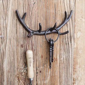 Vintage Hirschgeweih Wandhaken aus Eisen auf Altholz für Schlüssel und Kleidung