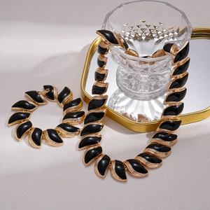 Parure bijoux rétro feuille émail noir avec collier et bracelet sur plateau miroir