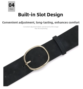 Détail d'une ceinture noire avec fentes réglables et boucle ronde en métal doré brillant