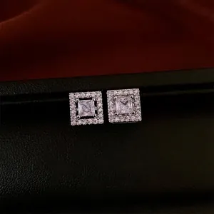 Quadratische Silber-Ohrstecker mit großem Zirkonia und einem Kranz aus kleinen Diamanten