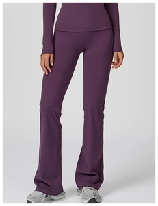 Détail du pantalon de yoga évasé taille haute et haut manches longues en tissu brossé
