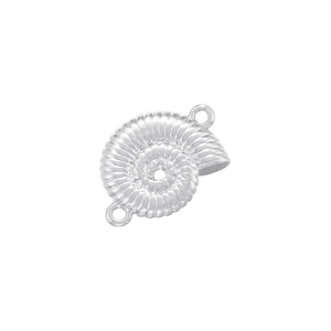 Détail macro d'un pendentif coquillage ammonite argenté à deux anneaux