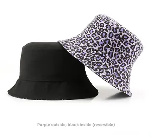 Vista de detalle del sombrero de pescador reversible con estampado de leopardo púrpura