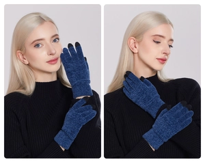 Dettaglio guanti in maglia di ciniglia con punte touch screen su filato blu scuro