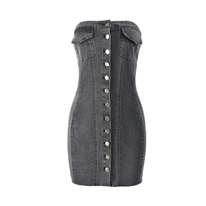 Détail d'une robe bustier en jean gris avec boutons et poches à rabat sur la poitrine