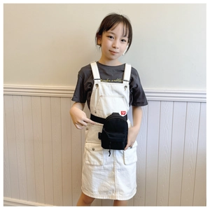 Schwarze Mini-Umhängetasche für Kinder mit weißer Latzhose für einen modischen Look