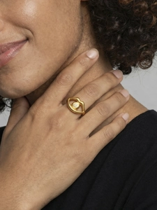 Detailed macro view of the Eye of Horus golden ring featuring a central sparkling zircon
