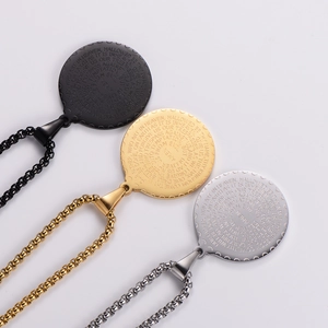 Drei Edelstahl-Rundhalsketten mit Gebetsanhängern in Schwarz, Gold und Silber