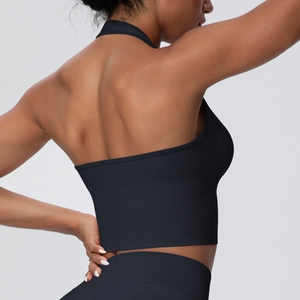 Gros plan sur le tricot côtelé noir et le col licou du soutien-gorge de sport