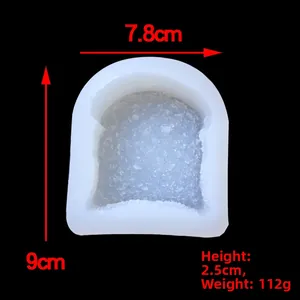 Siliconen broodvorm afmetingen detail met 7,8cm breedte en 9cm hoogte op zwarte achtergrond