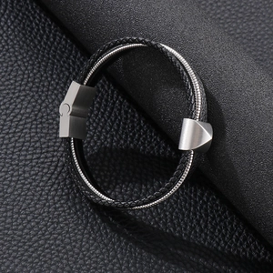 Vue macro d'un bracelet en cuir tressé pour homme avec fermoir en acier inoxydable