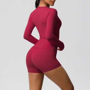 Détail d'un ensemble yoga haut manches longues rouge baie et short de sport taille haute