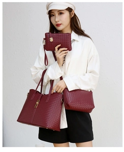 Ensemble trois pièces de sacs bordeaux tissés avec cabas, sac bandoulière et pochette