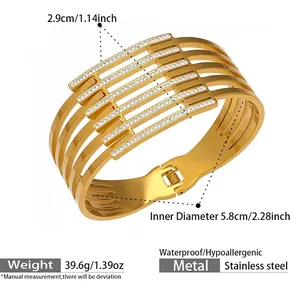 Dettaglio delle dimensioni del bracciale multistrato traforato in acciaio dorato e zirconi