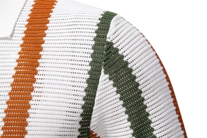 Detailaufnahme des atmungsaktiven Strickgewebes mit orangefarbenen und grünen Streifen am Polo