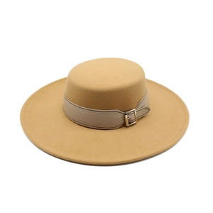 Chapeau classique en feutre de laine camel à bord large avec boucle en similicuir beige