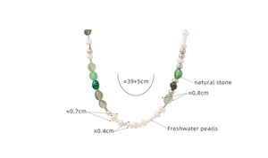 Dettaglio della collana con pietre naturali, perle d'acqua dolce e misure indicate