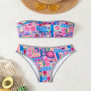 Zweiteiliger Damen-Bandeau-Bikini mit lebhaftem Fruchtprint und hohem Beinausschnitt