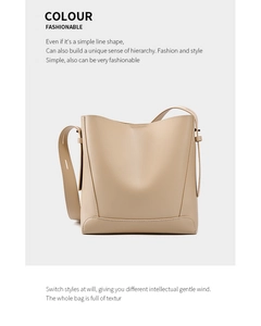 Nahaufnahme der beigen Leder-Beuteltasche mit minimalistischen Nähten und Narbenstruktur