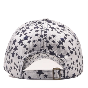 Vue arrière d'une casquette grise à motifs d'étoiles bleu marine avec boucle métallique