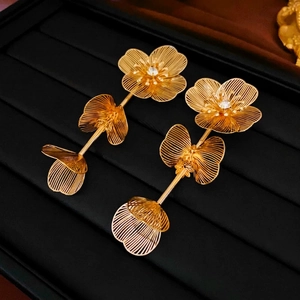 Boucles d'oreilles fleurs dorées avec strass et design de pompons style vintage