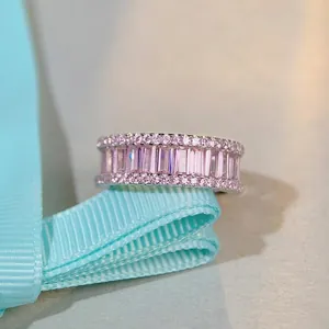 Bague luxueuse en argent S925 avec cristaux roses baguette et pavé étincelants