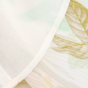 Gros plan sur le tissu mousseline léger avec imprimé feuilles et coutures soignées