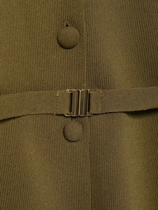 Détail de la maille vert olive avec boutons assortis et boucle de ceinture en métal