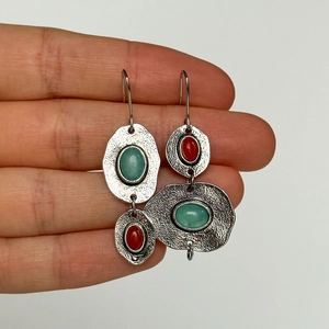 Pendientes asimétricos de metal con piedras turquesa menta y rojo coralino