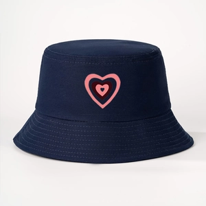 Cappello a secchiello in tela di cotone blu scuro con tripla stampa di cuori rosa
