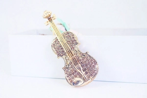 Vue détaillée d'un accessoire de violon doré orné de strass étincelants