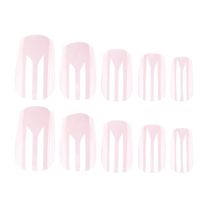 Unghie finte corte quadrate rosa con strisce bianche verticali e motivo geometrico a V