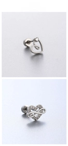 Vue détaillée des boucles d'oreilles cœur en argent avec zircon infini et fermoir à vis