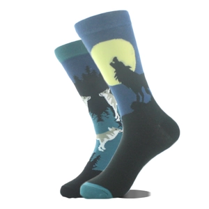 Détail du motif loup hurlant à la lune sur des chaussettes asymétriques en coton