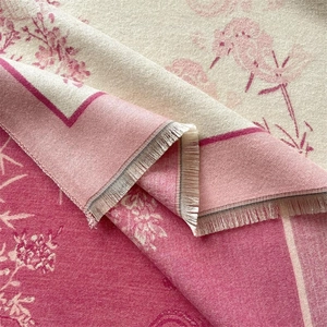 Vue détaillée du châle style cachemire avec motifs jacquard floraux et bords à franges