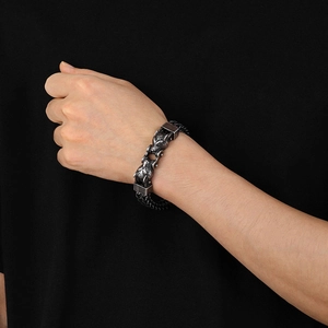 Détail d'un bracelet loup vintage en acier style punk avec fermoir magnétique noir